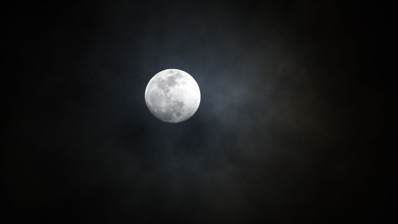 La luna y la tierra se han acompañado desde hace miles de millones de años.