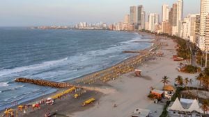 Colombia, Cartagena, Boca Grande, playa y horizonte de la ciudad. (Foto de Jeffrey Greenberg / Universal Images Group a través de Getty Images)