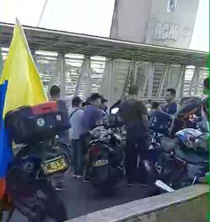 Motociclistas cierran el paso en el sentido Pereira - Dosquebradas