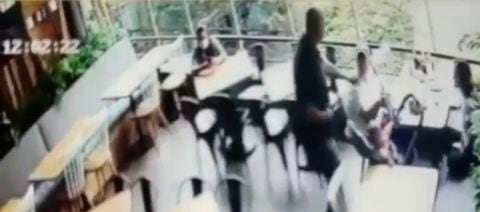 En video quedó grabado el momento en que ladrón amanaza a un bebé cuando intentaba robar a sus padres