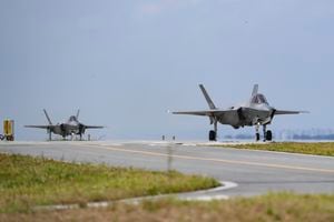 En esta foto proporcionada por el Ministerio de Defensa de Corea del Sur, los aviones de combate F-35A de la Fuerza Aérea de Corea del Sur se mueven durante el ejercicio militar Ulchi Freedom Shield entre EE. UU. y Corea del Sur en una base aérea no revelada en Corea del Sur, el lunes 21 de agosto de 2023. El líder norcoreano, Kim Jong Un, observó el lanzamiento de prueba de misiles de crucero estratégicos, informaron los medios estatales el lunes, mientras los ejércitos de Estados Unidos y Corea del Sur iniciaban importantes ejercicios anuales que el Norte considera un ensayo de invasión.