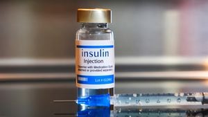 Botella de inyección de insulina con una jeringa en el cuadro negro y fondo de acero inoxidable.
