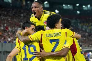 Selección Colombia celebrando el gol de Santos Borré frente a Paraguay.