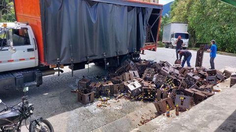 Camión derramó varios litros de cerveza en una vía de Medellín.