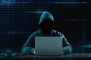 Gran concepto de robo de datos financieros. Un hacker anónimo está pirateando datos financieros altamente protegidos a través de computadoras.