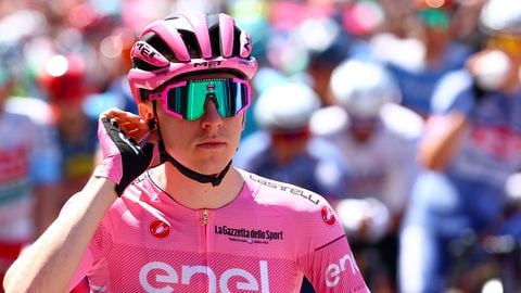 Pink Jersey, Team UAE's Slovenian rider Tadej Pogacar, takes the start of the 5th stage of the 107th Giro d'Italia cycling race, 178 km between Genova and Lucca, on May 8, 2024 in Genova. (Photo by Luca Bettini / AFP)