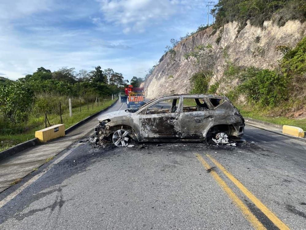 El automóvil fue quemado y déjado en plena vía por hombres armados en Norte de Santander.