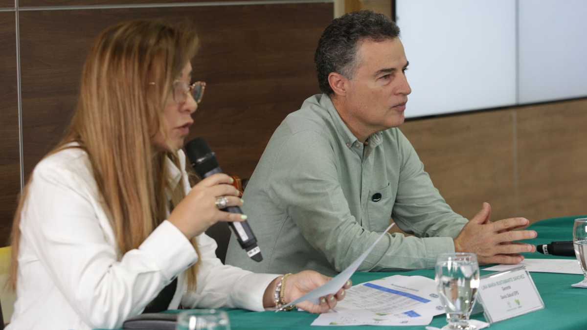 Anuncio de capitalización de Savia Salud en Medellín, Antioquia. En la fotografía Lina María Bustamante, gerente de la EPS, y Aníbal Gaviria Correa, gobernador de Antioquia.