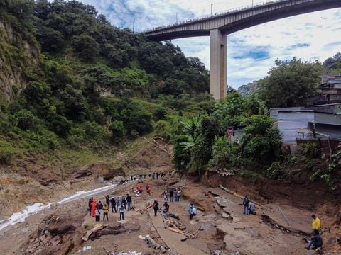 Diez niños se encuentran entre al menos 18 personas reportadas como desaparecidas, dijeron las autoridades el lunes.