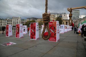 La gente visita una exposición que muestra a los prisioneros que fueron ejecutados en Irán, para protestar por la sentencia de muerte durante el Día Mundial contra la Pena de Muerte en Trafalgar Square en Londres, Reino Unido
