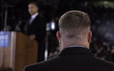 Un miembro del Servicio Secreto custodia al presidente estadounidense, Barack Obama, durante un acto público.