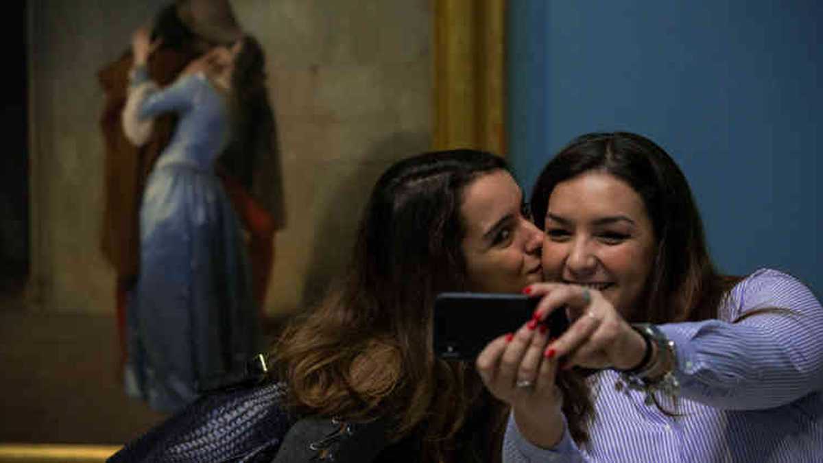 'Selfies'. Photo by Emanuele Cremaschi/Getty Images.