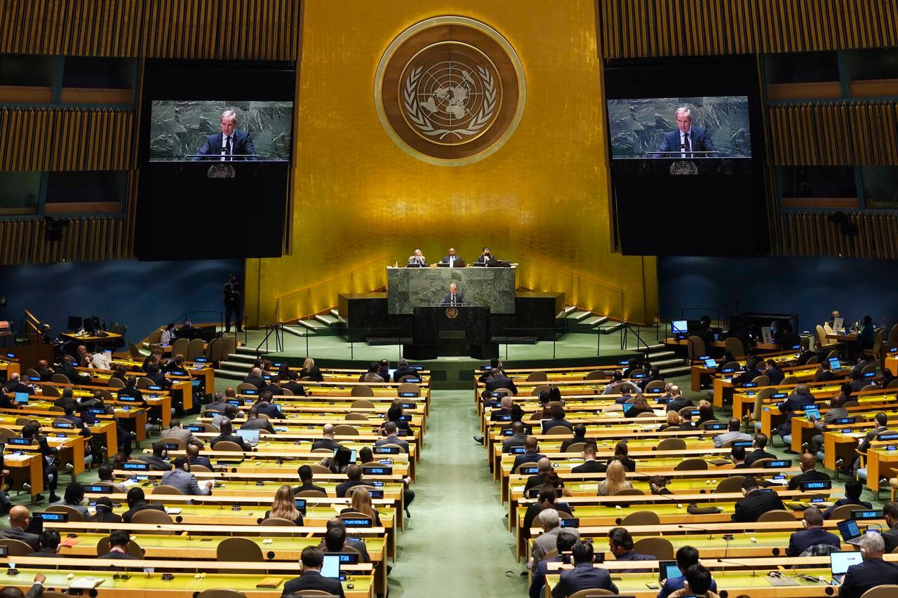 Tras dos días de desfile de más de un centenar de países por la tribuna de la Asamblea General de Naciones Unidas para abogar por la paz y la seguridad, este miércoles se votó el proyecto de resolución de condena sobre la invasión rusa de Ucrania. (AP Foto/Seth Wenig)