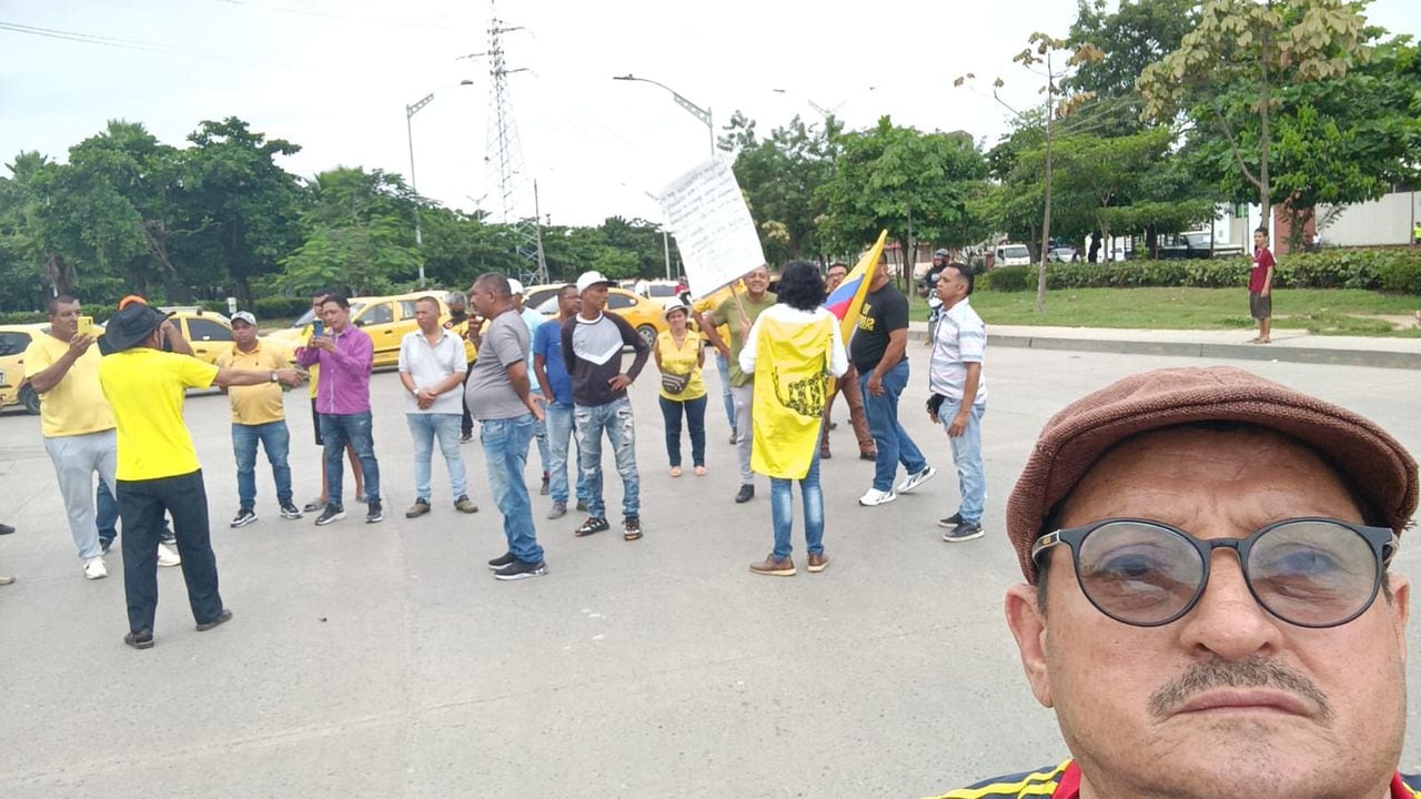 Taxistas se reúnen y realizan bloqueos en Barranquilla en sinónimo de protesta.