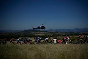 Tour de Francia 2022: el pelotón avanza en el recorrido de 195 km de la etapa 14 entre Saint-Etienne y Mende