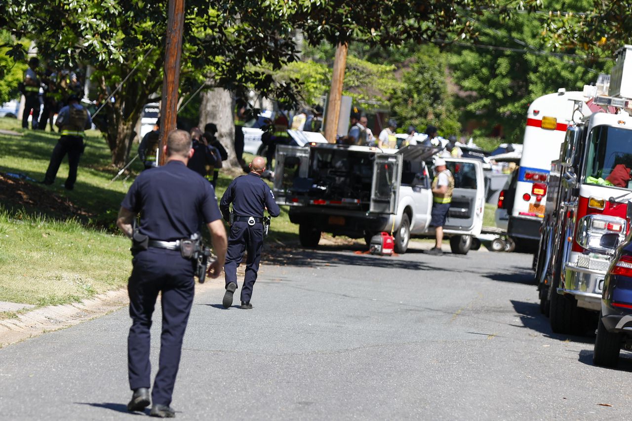 El Departamento de Policía de Charlotte-Mecklenburg dice que oficiales del Grupo de Trabajo de Alguaciles de EE. UU. estaban llevando a cabo una investigación el lunes por la tarde en un área suburbana.
