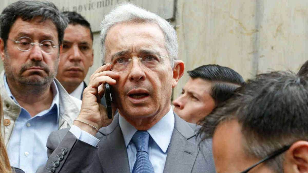 La demanda que busca tumbar la curul de Álvaro Uribe y 5 noticias para el lunes