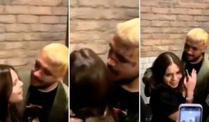 El cantante intentó besar a una fanática en la boca, pero ella lo rechazó