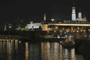 Las luces se apagaron en el Kremlin y el Parque Zaryadye para conmemorar la Hora del Planeta. Moscú, Rusia. Foto: Alexander Zemlianichenko Jr/AP