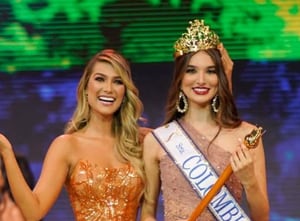 Ganadora del certamen Valentina Espinosa al lado de María Fernarda Aristizábal.