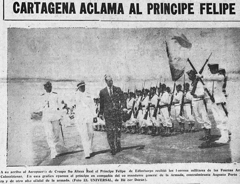 "Cartagena aclama al príncipe Felipe", tiituló El Universal, que con motivo de su muerte rescató de sus archivos esta imagen de él recibiendo honores en la Base Naval.