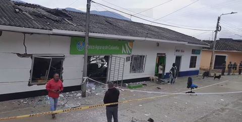 Hombres armados saquearon el banco y destruyeron el lugar