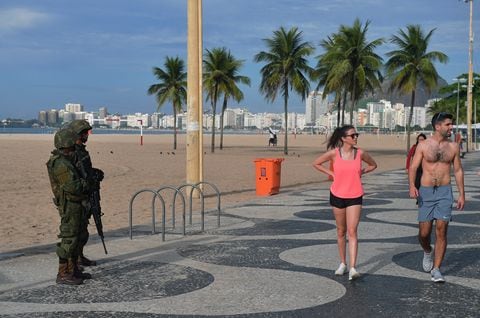 Famoso por su interminable playa, el barrio de Copacabana de Río de Janeiro se convirtió en el centro de atención estos días en Brasil debido a una explosión de criminalidad y la creación de grupos vecinales "vigilantes", que movilizaron a las autoridades.