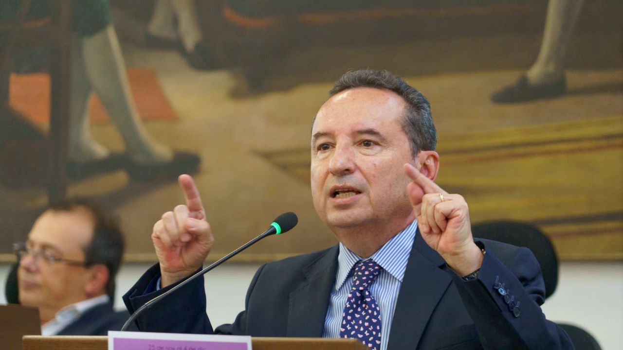 El secretario de Salud de Bogotá, Alejandro Gómez.