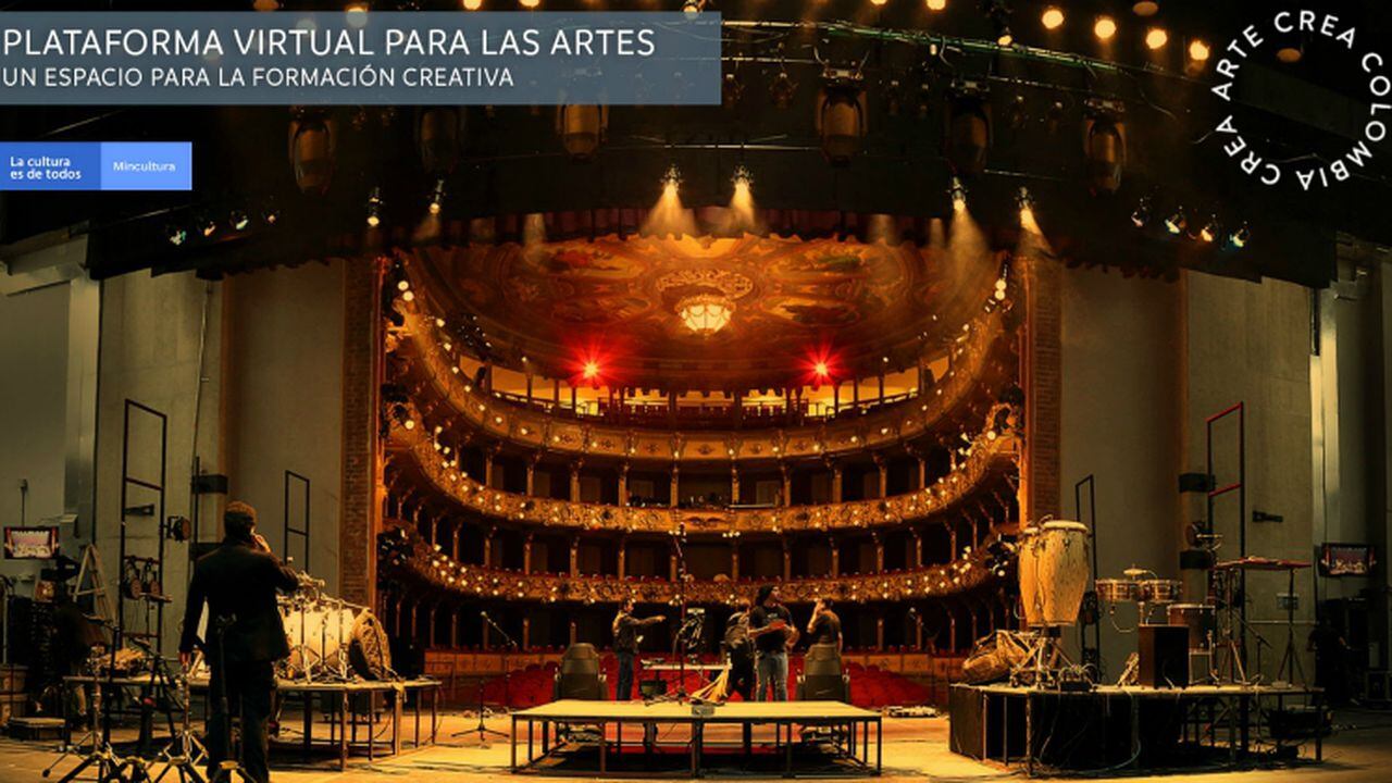 El escenario completo del Teatro Colón con los técnicos trabajando para montar un espectáculo.