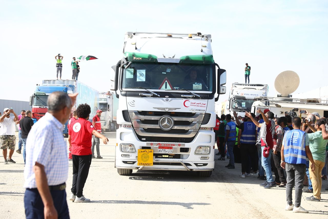 La ayuda humanitaria se transfiere activamente de los camiones egipcios a los camiones palestinos. (Foto de Stringer/Anadolu vía Getty Images)