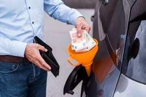 Gasolina y dinero