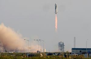 ARCHIVO - El cohete New Shepard de Blue Origin se lanza con los pasajeros Jeff Bezos, fundador de Amazon y la compañía de turismo espacial Blue Origin, su hermano Mark Bezos, Oliver Daemen y Wally Funk, desde su puerto espacial cerca de Van Horn, Texas, el 20 de julio de 2021. (AP Foto/Tony Gutierrez, Archivo)