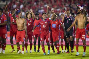 Jugadores de Panamá celebran luego de eliminar a Costa Rica en la Liga de Naciones
