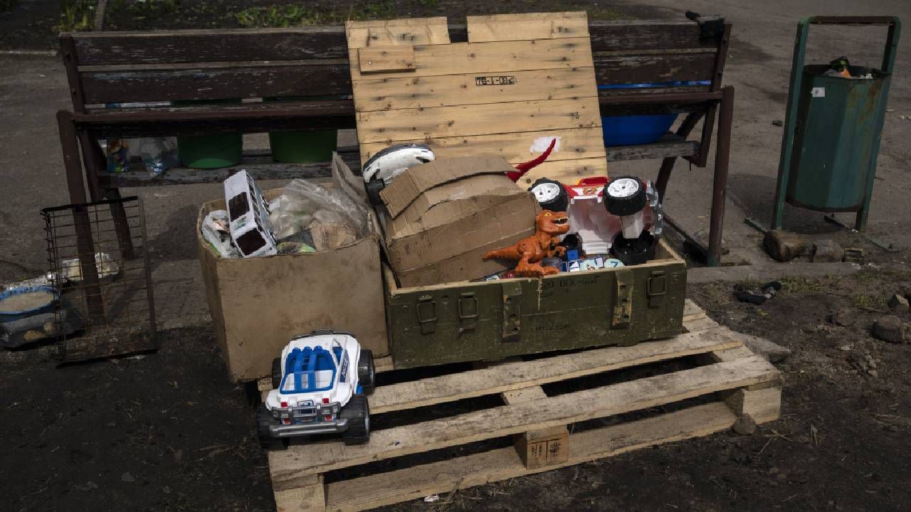 En esta imagen de archivo pueden verse juguetes dentro de una caja de munición militar, en Bucha, a las afueras de Kiev, Ucrania, el 8 de abril de 2022. Foto: AP - Rodrigo Abd.