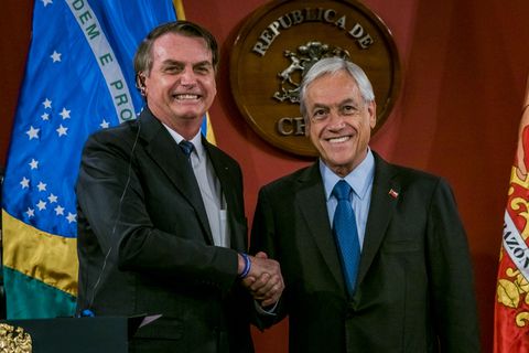 El presidente de Chile, Sebastián Piñera (izq.), y el presidente de Brasil, Jair Bolsonaro (der.), se dan la mano durante una reunión bilateral en el Palacio de La Moneda el 23 de marzo de 2019 en Santiago, Chile.