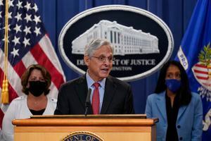 El secretario de Justicia de Estados Unidos, Merrick Garland, anuncia una demanda contra Texas para prohibir el cumplimiento de la ley estatal nueva contra los abortos, en el Departamento de Justicia, en Washington, el jueves 9 de septiembre de 2021. (AP Foto/J. Scott Applewhite)