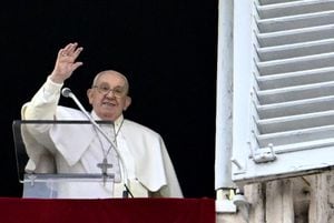 Papa Francisco saludando por la ventana
