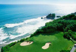 Ubicado en Indonesia, el Pan Pacific Nirwana Bali Resort es el mejor hotel de lujo para golfistas. Cuenta con un campo de 18 hoyos y está situado en la cima de un acantilado. Tiene vista al océano Índico y al Tanah Lot. Ofrece habitaciones de lujo y 5 piscinas al aire libre repartidas en 103 hectáreas.