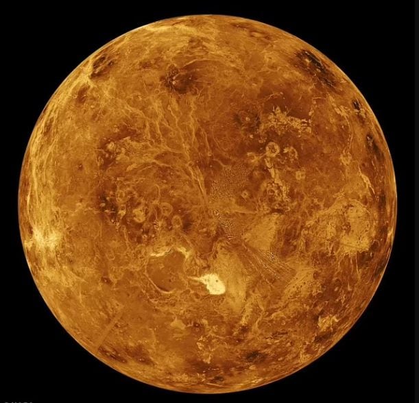 Hoy en día, Venus es el planeta más cálido del sistema solar, con una superficie lo suficientemente caliente como para retirar plomo y una atmósfera espesa que contiene nubes tóxicas de ácido sulfúrico.