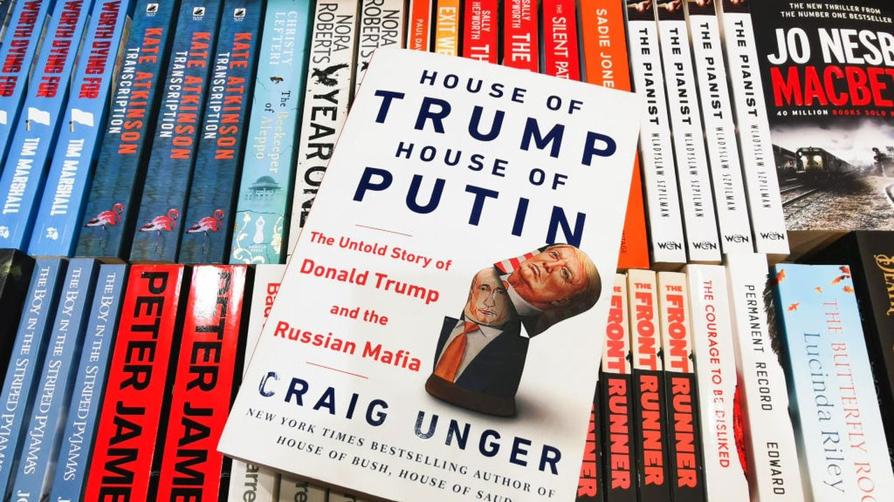 El libro de Graig Unger 'House of Trump, House of Putin' se ve en una librería en Cracovia, Polonia, el 5 de diciembre de 2020. (Foto de Beata Zawrzel/NurPhoto a través de Getty Images)