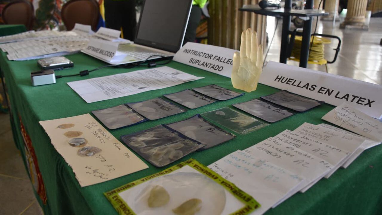 Huellas de goma y software malicioso, entre las pruebas de las autoridades para capturar a 22 personas, que habrían falsificado más de 2.000 licencias en Bogotá.
