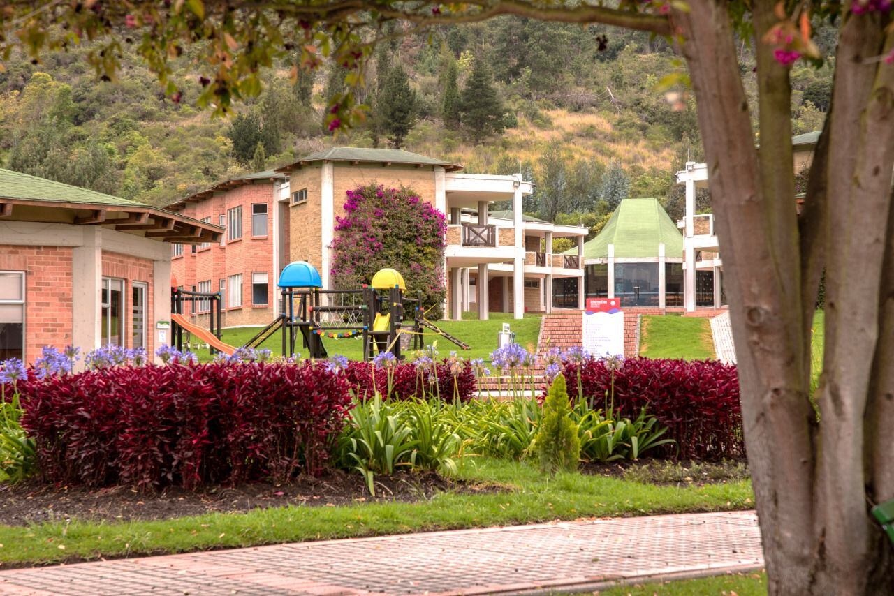 El Colegio Internacional SEK que funciona en Chía desde el año 2018 y que pertenece a la Institución Internacional SEK, la cual cuenta con 23 colegios, 2 universidades y un centro de superior de estudios alrededor del mundo.