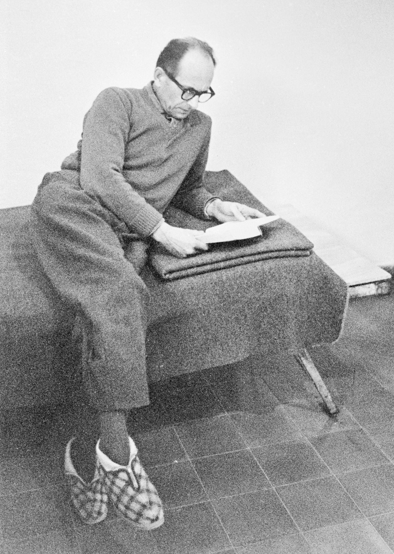 Nazaret, Israel: Eichmann lee en la celda. El exlíder nazi Adolf Eichmann, acusado de dirigir el exterminio masivo de judíos durante la Segunda Guerra Mundial, lee en su celda en la fortaleza de Teggart, cerca de Nazaret. Esta foto fue publicada el 6 de abril de 1959. Eichmann fue trasladado en secreto a Jerusalén el 4 de abril, donde será fue juzgado el 11 de abril.