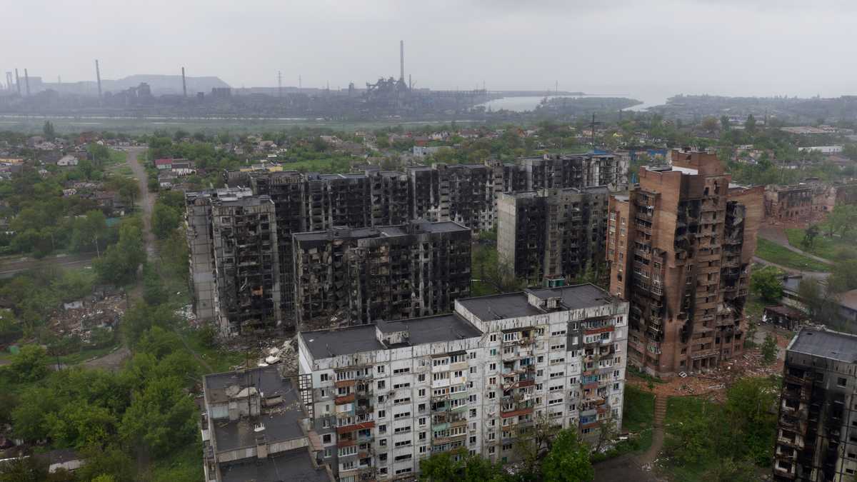 Una vista aérea de los edificios residenciales dañados y la planta de acero Azovstal al fondo en la ciudad portuaria de Mariupol el 18 de mayo de 2022, en medio de la acción militar rusa en curso en Ucrania. (Foto de Andrey BORODULIN / AFP)