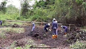 Las autoridades realizan jornadas de limpieza en la zona afectada.