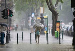 Una tormenta en la calle Andrassy en Budapest, Hungría.