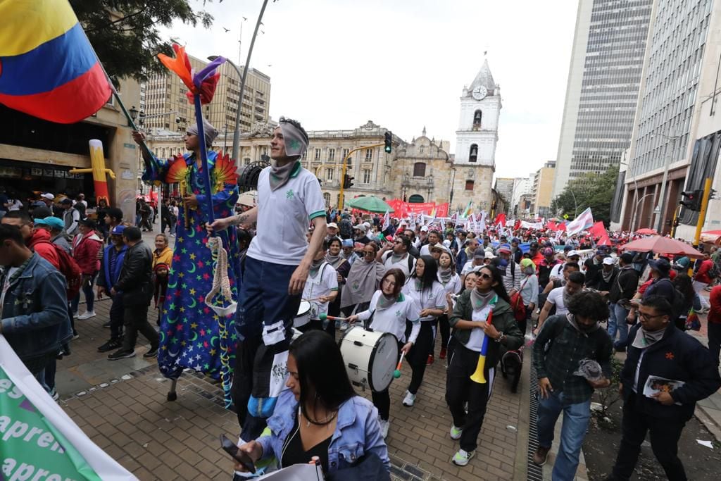 Marchas hacia la plaza de armas y plaza de Bolívar en Bogotá