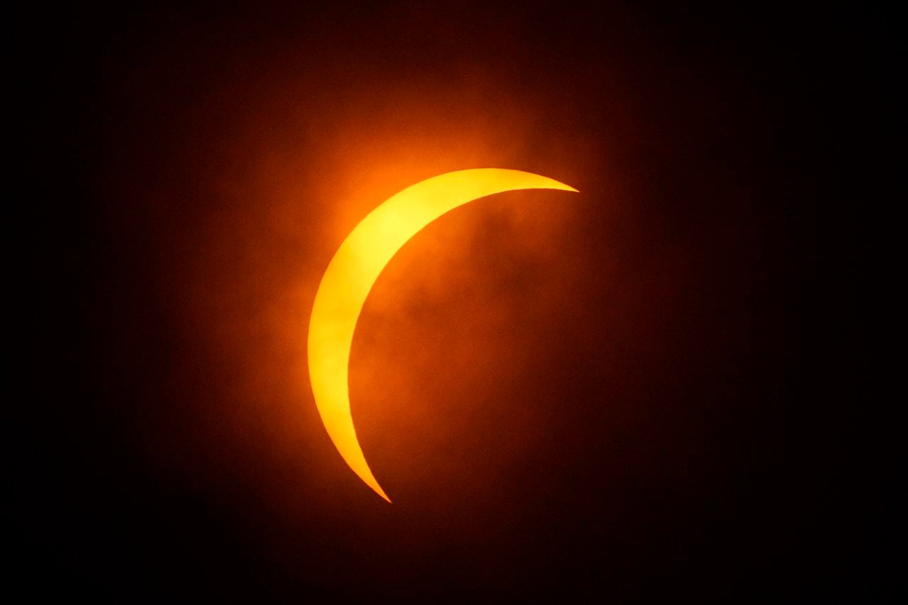La luna cubre parcialmente el sol durante un eclipse solar total, visto desde Eagle Pass, Texas, el lunes 8 de abril de 2024