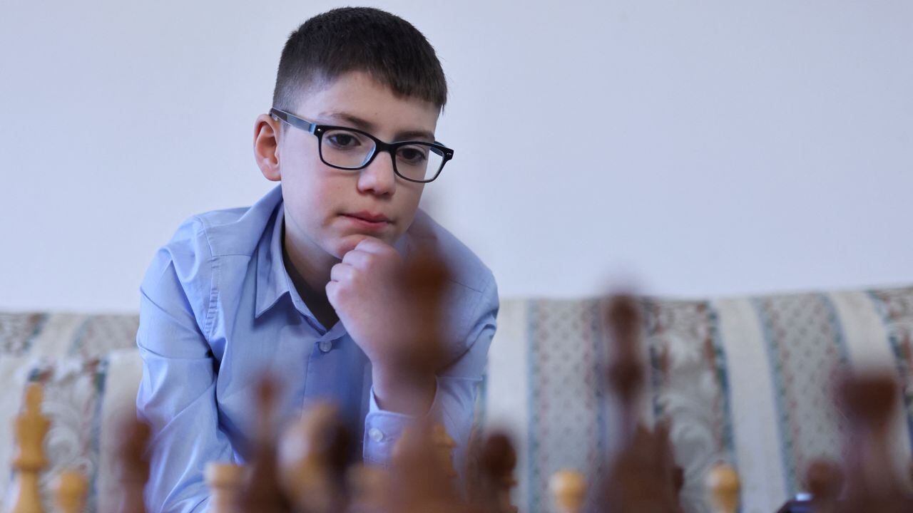 El prodigio del ajedrez Hussain Besou, de 11 años, de origen sirio, juega ajedrez en su casa en Lippstadt, Alemania, el 4 de abril de 2023.