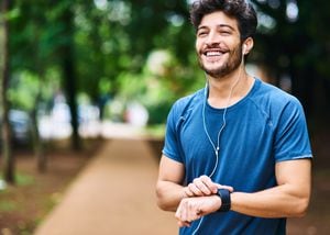 Hombre preparándose para hacer ejercicio